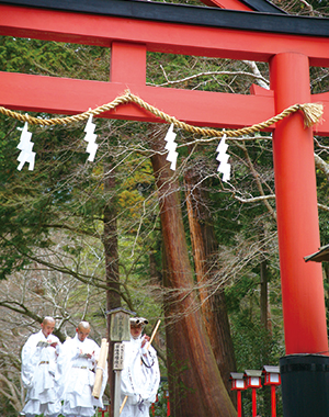 日吉山王社を巡礼する回峯行者（山王鳥居にて）